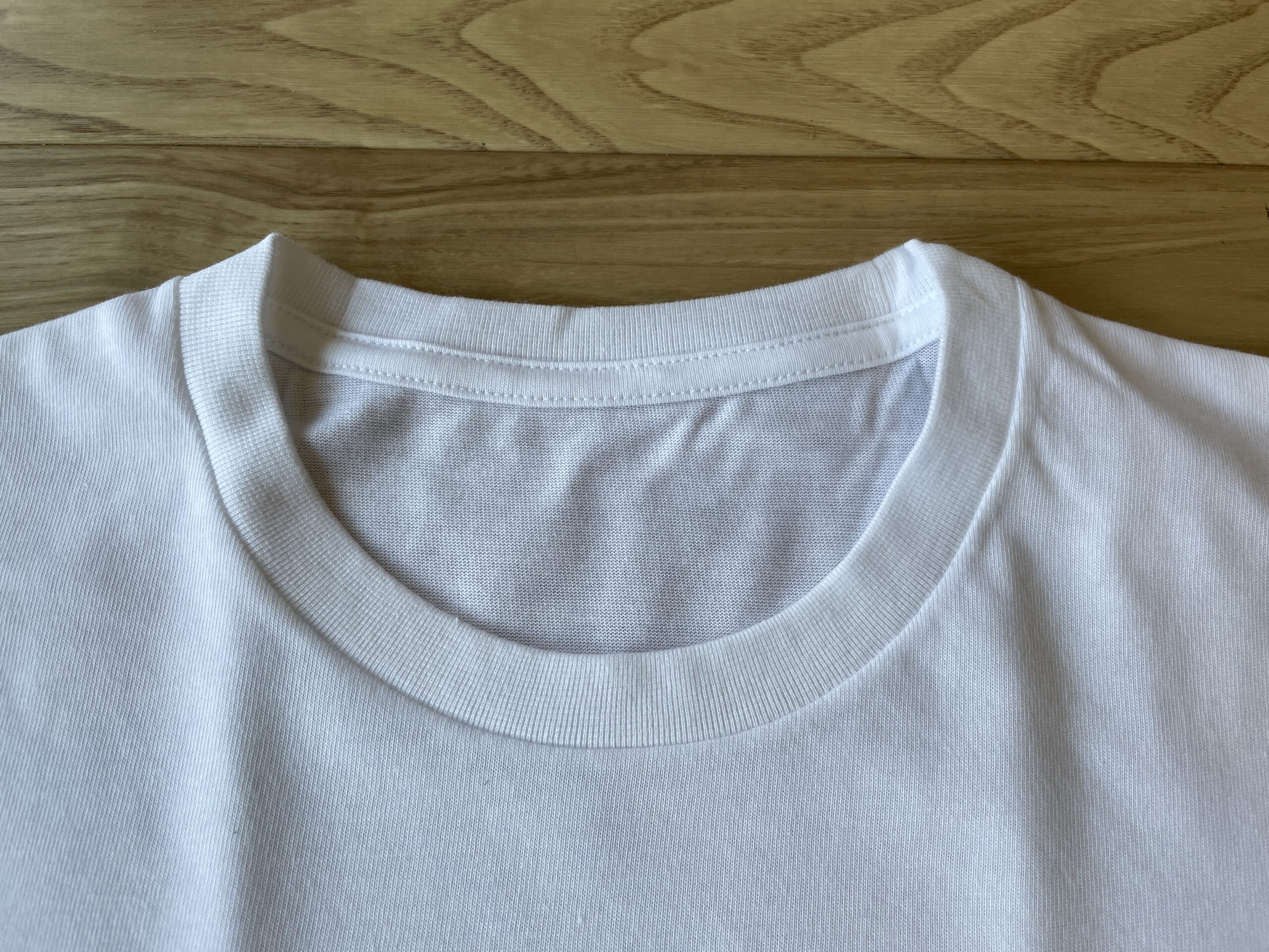 ユニクロカラークルーネックTシャツ半袖襟画像